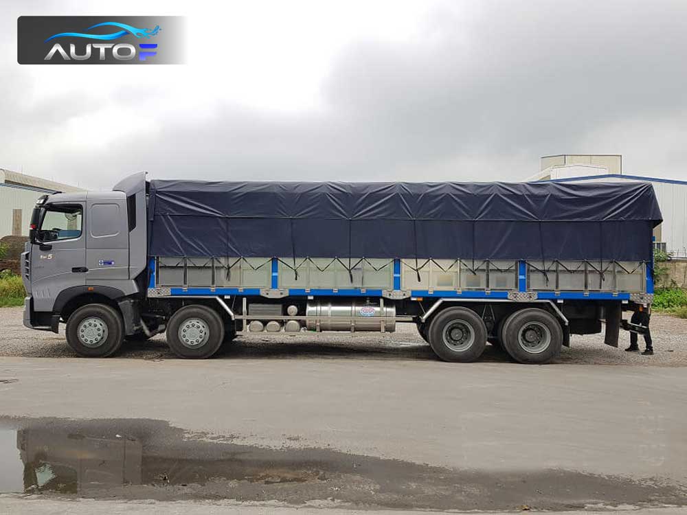 Xe tải Howo A7 4 chân (18 tấn, dài 9.4m) thùng mui bạt